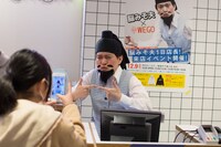 接客する脳みそ夫。