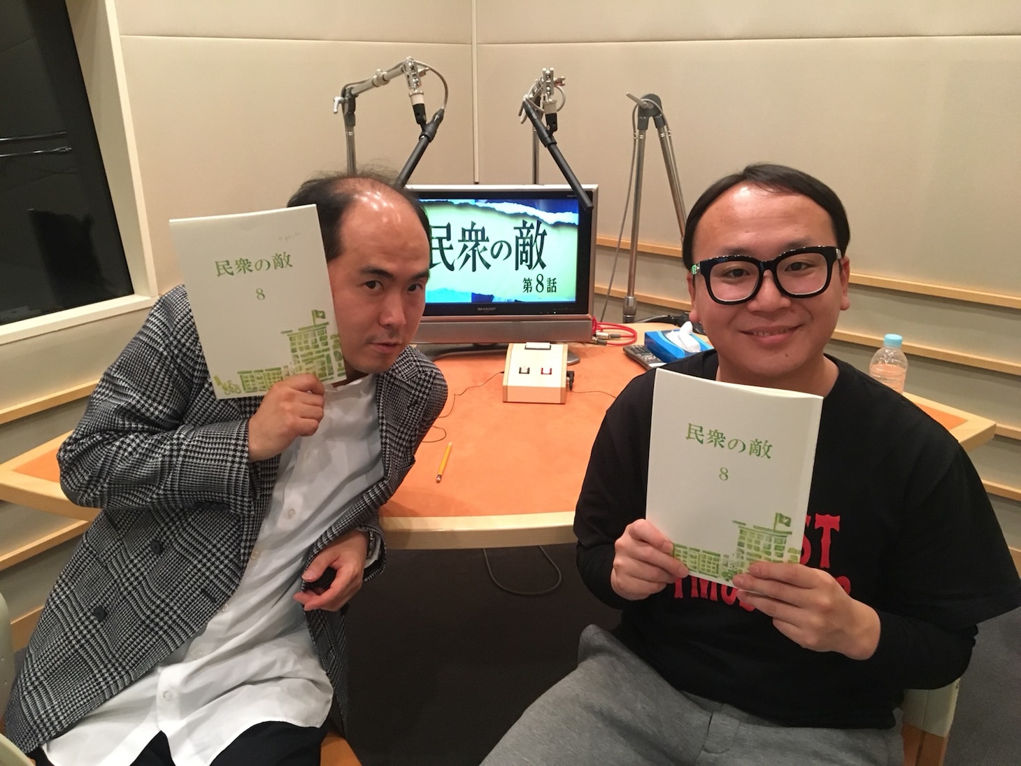 ドラマ「民衆の敵」第8話で副音声を担当するトレンディエンジェル。(c)フジテレビ