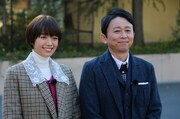 左から佐藤栞里、有吉弘行。(c)日本テレビ