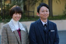 左から佐藤栞里、有吉弘行。(c)日本テレビ