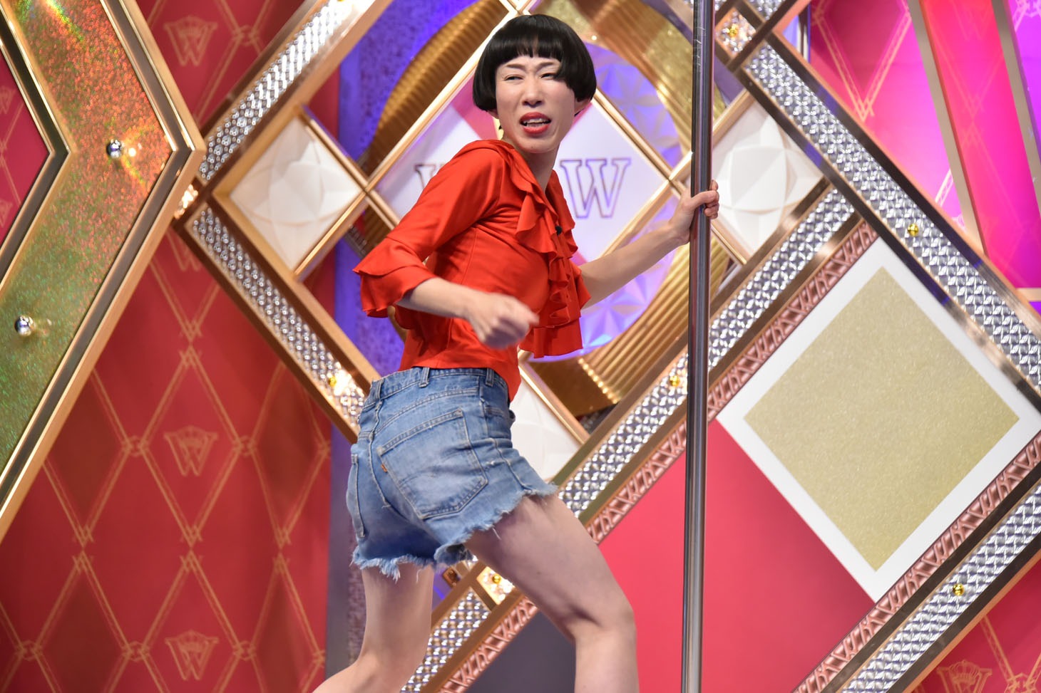 1本目のネタを披露する牧野ステテコ。