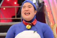 「うれしい！」と笑顔を見せるゆりやんレトリィバァ。