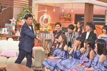 「第3回明石家紅白！」で乃木坂46のメンバーとトークする明石家さんま。(c)NHK