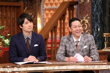 左から桝太一アナウンサー、東野幸治。(c)日本テレビ