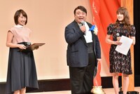 MCの彦摩呂、入山杏奈（右）、アシスタントの笹木香利（左）。