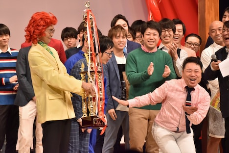 アイデンティティを「おめでとちゃーん」と祝福する、インスタントジョンソンゆうぞう（手前右）。