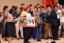 太田プロライブ「月笑」で年間王者となったアイデンティティ（中央）。