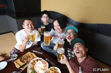 カミナリまなぶ（左端）、カミナリたくみ（右端）。写真は「FLASHダイアモンド」2016年10月27日号に掲載されたもの。