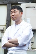 今野浩喜演じる料理人・櫻井俊雄。