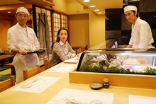 映画「不能犯」より、今野浩喜演じる料理人・櫻井俊雄（左）の登場シーン。