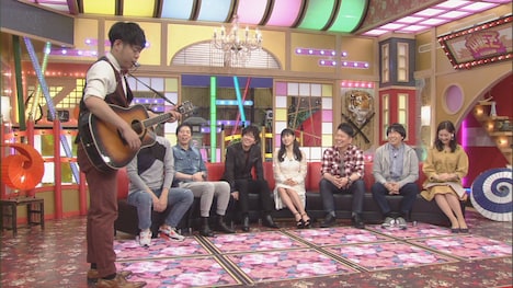 ネタを披露する馬と魚（左端）。(c)CBC