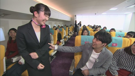 未来のキャビンアテンダントを育てる専門学校へ潜入するニューヨーク屋敷（手前右）。(c)CBC