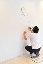 ライブペインティングに挑戦する田中光。