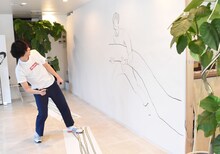 ライブペインティングに挑戦する田中光。