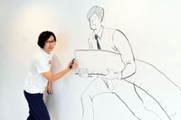 昨年12月の内覧会でライブペインティングに挑戦した田中光。