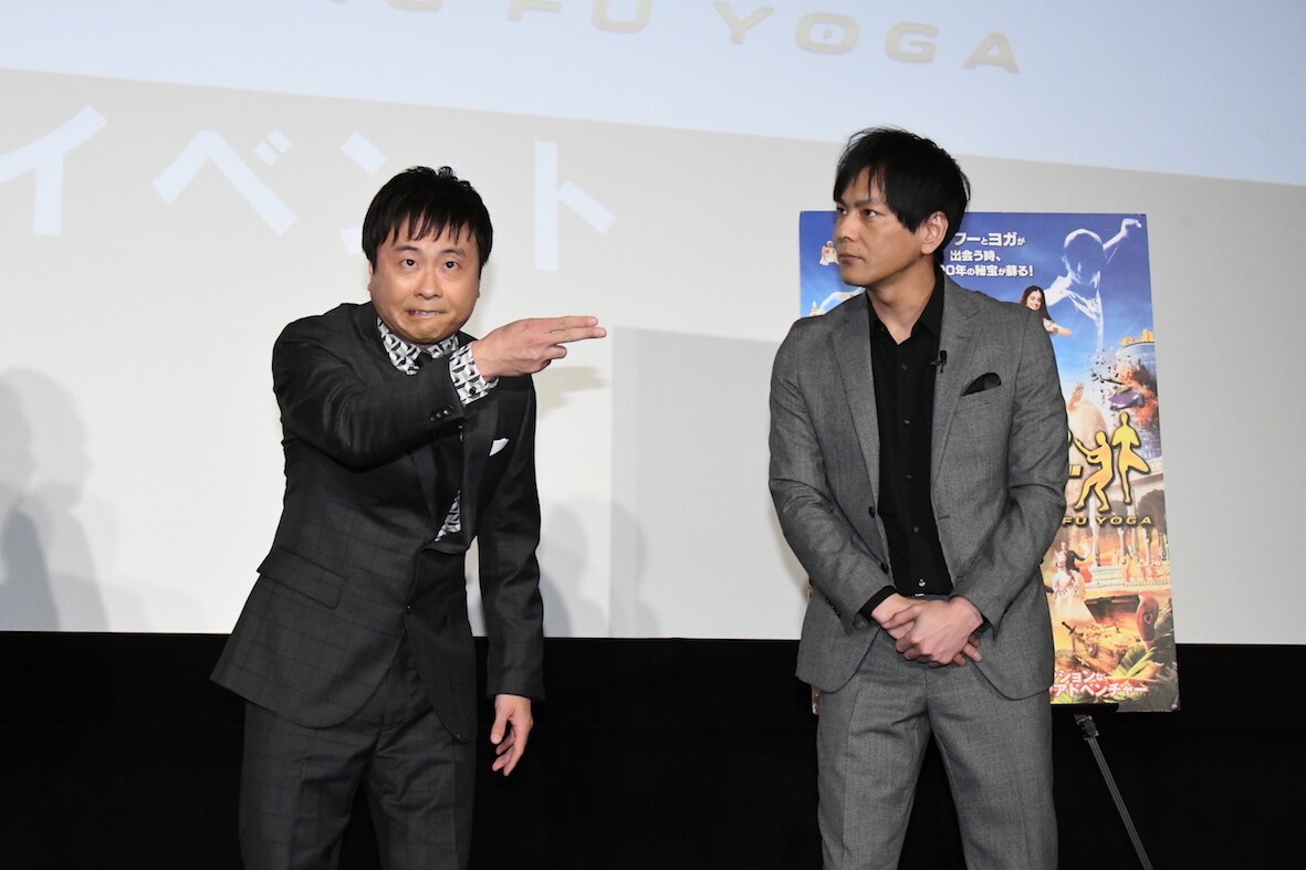 「お前に食わせるタンメンはねぇ！」のギャグを披露する次長課長・河本（左）。