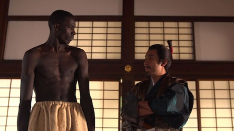 織田信長役の我が家・坪倉（右）。(c)テレビ東京