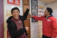 （左から）明石家さんま、山口智充。(c)東海テレビ