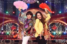 「ネプ＆ローラの爆笑まとめ！2017」で「ダンシング・ヒーロー」のコラボを繰り広げる（左から）荻野目洋子、平野ノラ。