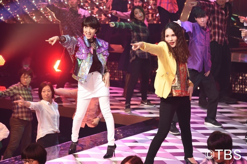 （手前左から）荻野目洋子、平野ノラ。