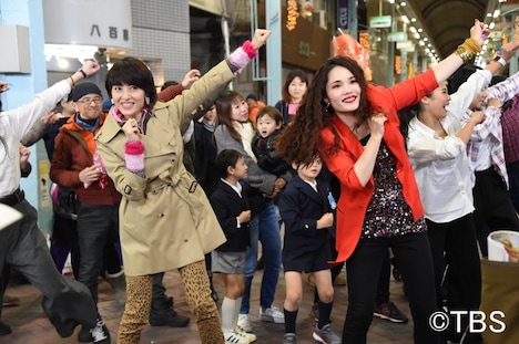 （手前左から）荻野目洋子、平野ノラ。