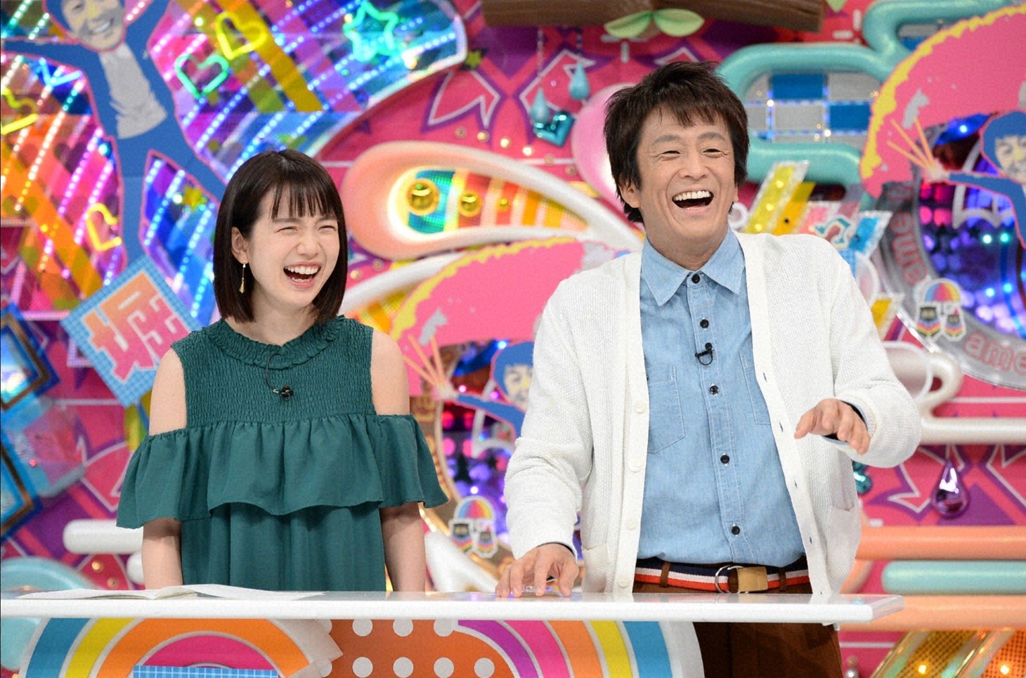 ネプチューン堀内と弘中綾香アナ（左）。(c)テレビ朝日