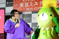左からメイプル超合金・安藤、くまっキー。