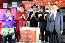 運営会社の代表たちと鏡開きをしたメイプル超合金（左）。