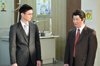 コント「捜査会議 熊本編」に出演する高良健吾（左）と内村光良（右）。(c)NHK