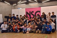 とろサーモン（中央）と、授業に出席したNSC生たち。