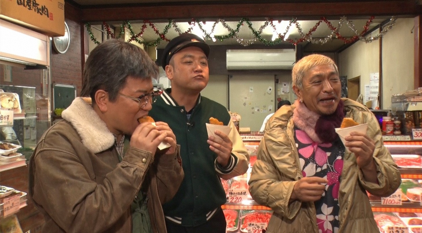 「松本家の休日」で大阪・寺田町を訪れ、コロッケを食べる一行。(c)ABC