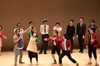 ぬか喜びさせられる藤子（前列左から2人目）。