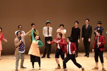 ぬか喜びさせられる藤子（前列左から2人目）。