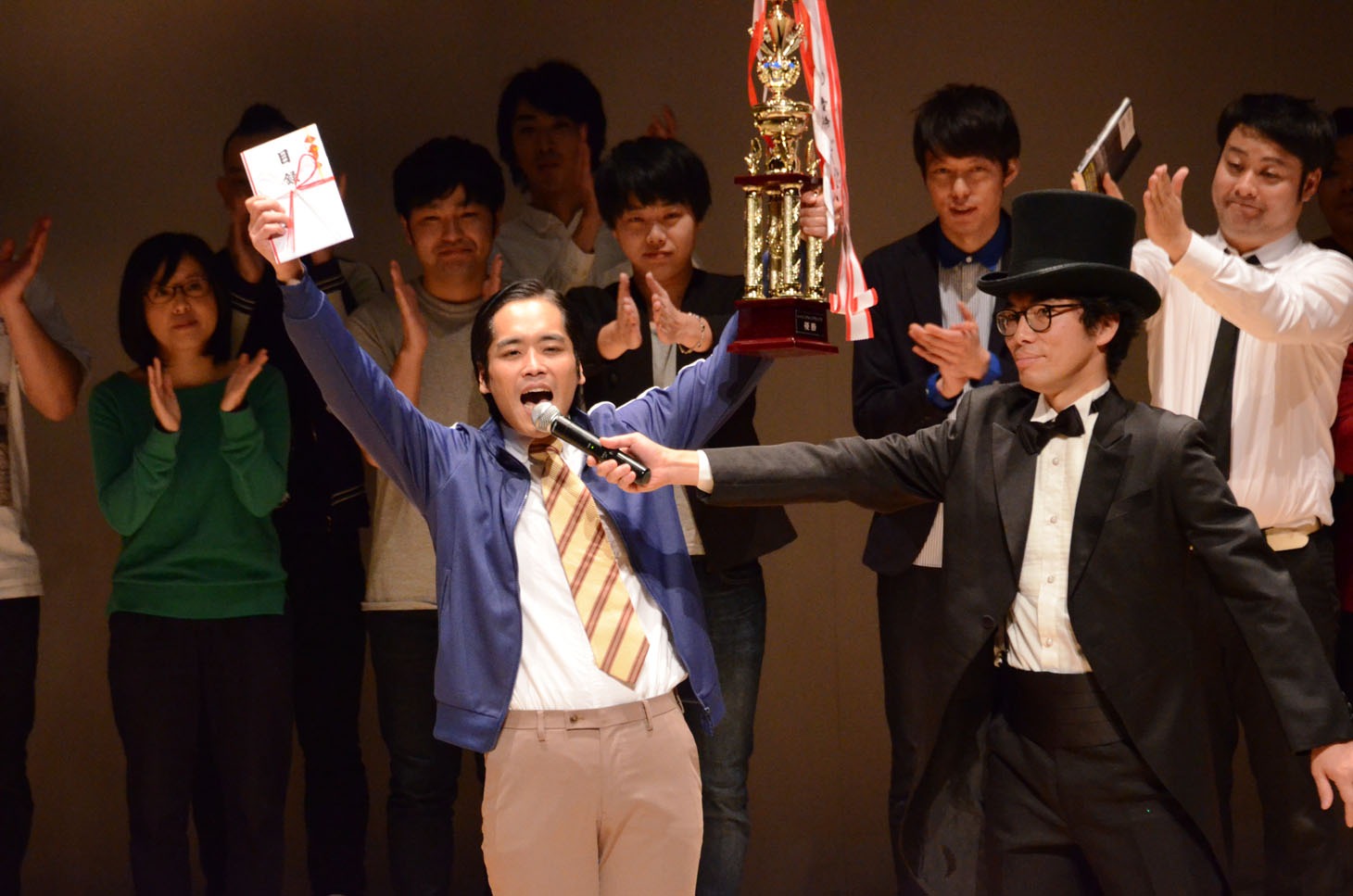 「トゥインクル1グランプリ2017」で優勝した南大介（前列左）と審査員長の片桐仁（前列右）。