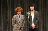カナリアのボン溝黒（左）と安達健太郎。写真は今年9月開催のライブ「カケル」より。