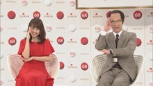 内村光良扮する、NHKのゼネラル・エグゼクティブ・プレミアム・マーベラス・ディレクターの三津谷寛治と有村架純（左）。(c)NHK