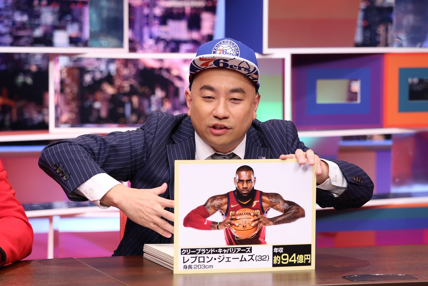 「採用！フリップNEWS」でNBA選手のあるあるを披露する、レイザーラモンRG。(c)中京テレビ