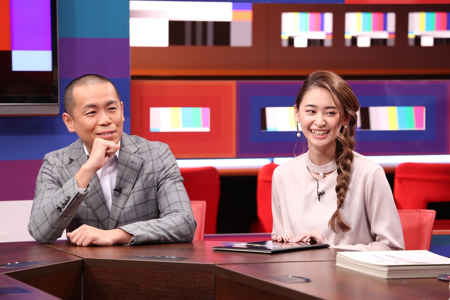 （左から）タカアンドトシ・トシ、柳美稀。(c)中京テレビ