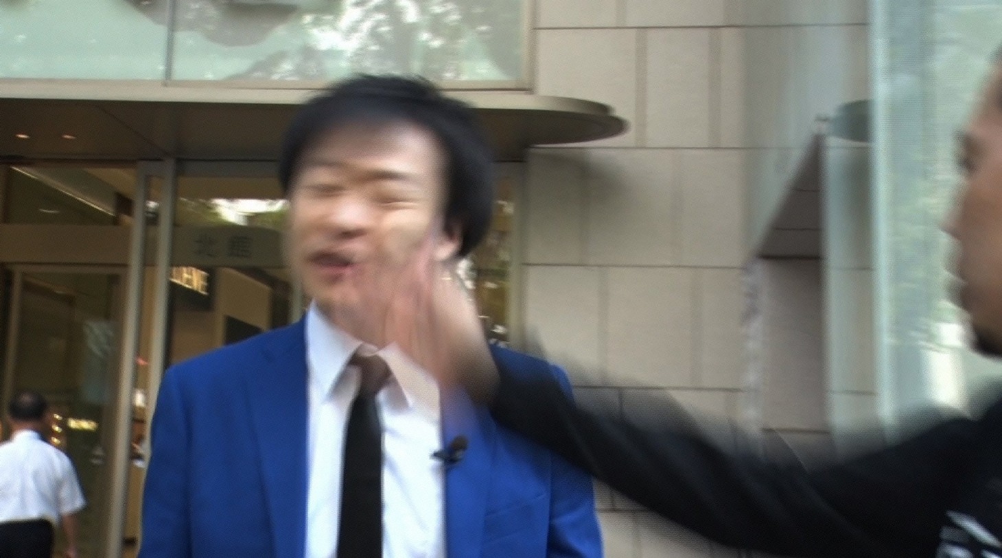 天竺鼠・川原にビンタされる和牛・川西。(c)読売テレビ