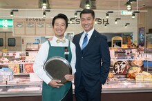 ドラマ「娘の結婚」で共演するアキラ100%（左）と中井貴一（右）。(c)テレビ東京