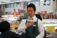 本番を前に緊張気味のアキラ100%。(c)テレビ東京