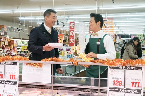 中井貴一（左）とアキラ100%（右）の共演シーン。(c)テレビ東京