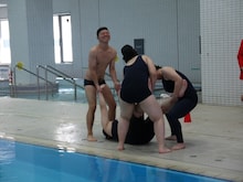 蛙亭岩倉、ちろる、熊元プロレスら女性芸人とアキナが真冬のプール運動会