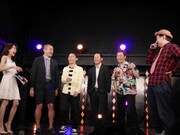 左から曽田茉莉江、カミナリ、ペンギンズ、鈴木おさむ。(c)BSフジ
