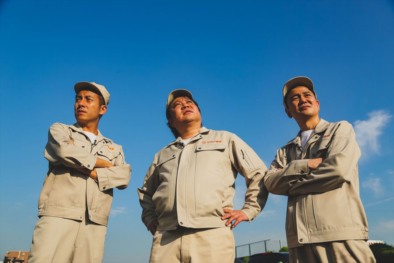 我が家が生放送でコント披露、トリオの歩み紐解く貴重映像も