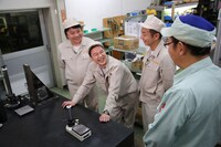 「マチ工場のオトコ」のロケの様子。(c)NHK