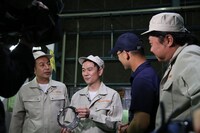 「マチ工場のオトコ」のロケの様子。(c)NHK