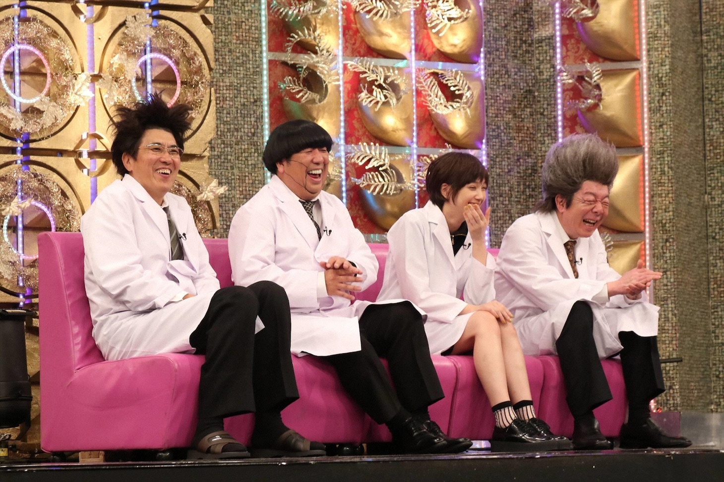 （左から）石橋貴明、バナナマン日村、本田翼、古田新太。(c)フジテレビ