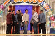 「細かすぎて伝わらないモノマネ選手権ファイナル」に出演する、博多華丸(中央)ら。(c)フジテレビ