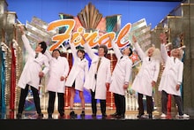 「とんねるずのみなさんのおかげでした歳末爆笑2時間半スペシャル」の「細かすぎて伝わらないモノマネ選手権ファイナル」に出演する、とんねるず（両端）ら。(c)フジテレビ